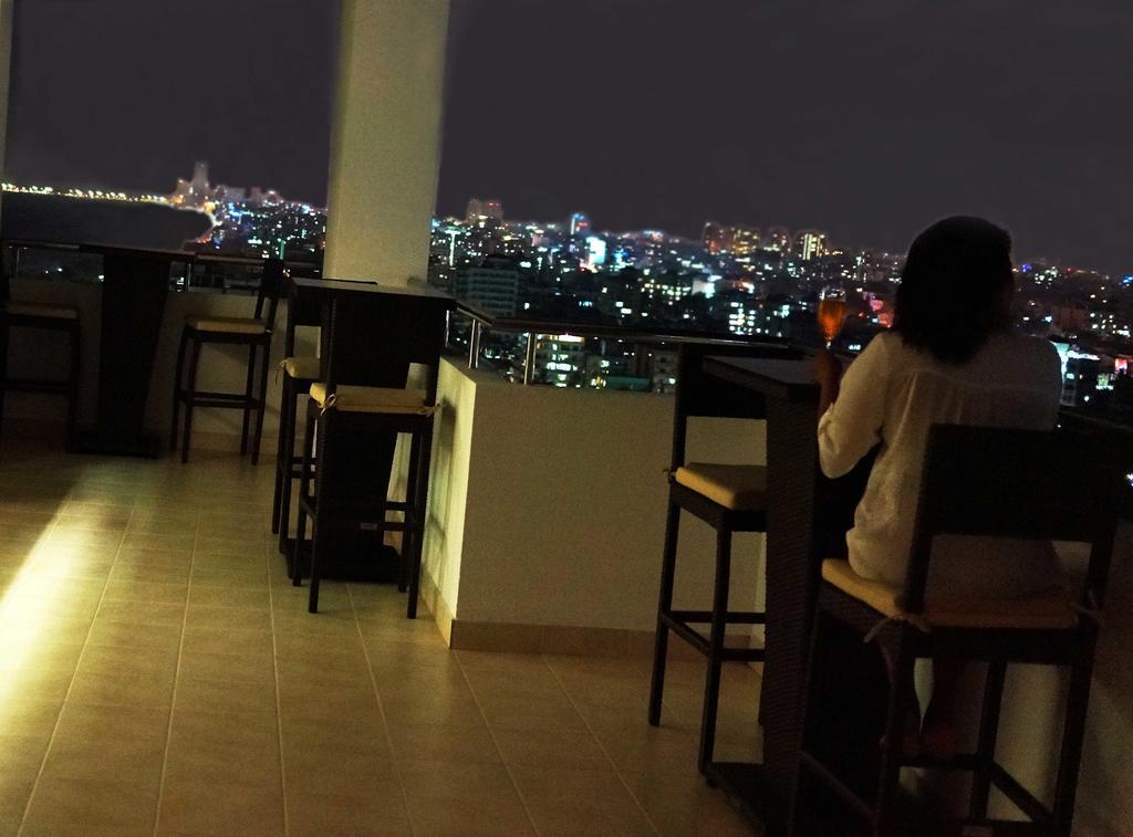 The Penthouse Above Sea Apartment Dehiwala-Mount Lavinia Exterior foto