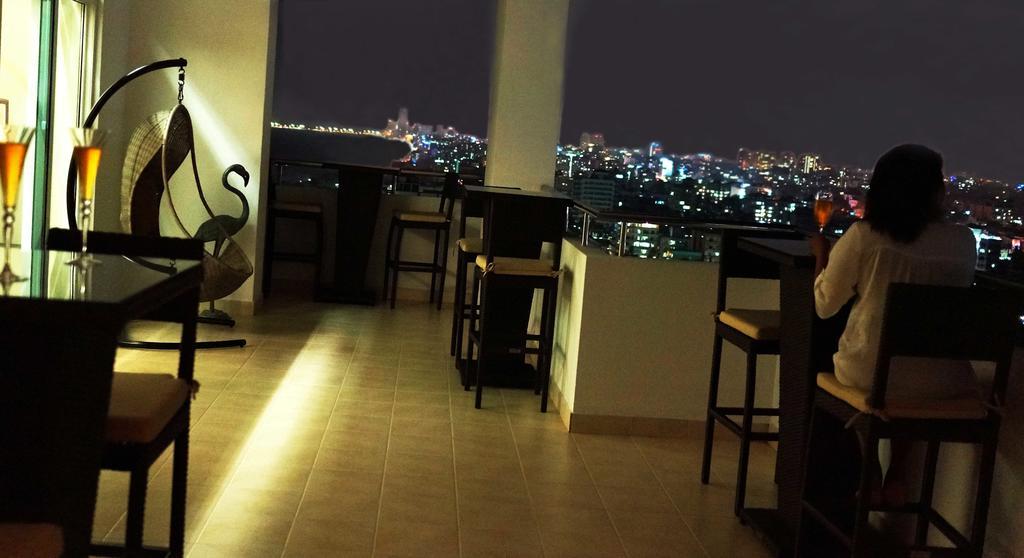The Penthouse Above Sea Apartment Dehiwala-Mount Lavinia Exterior foto